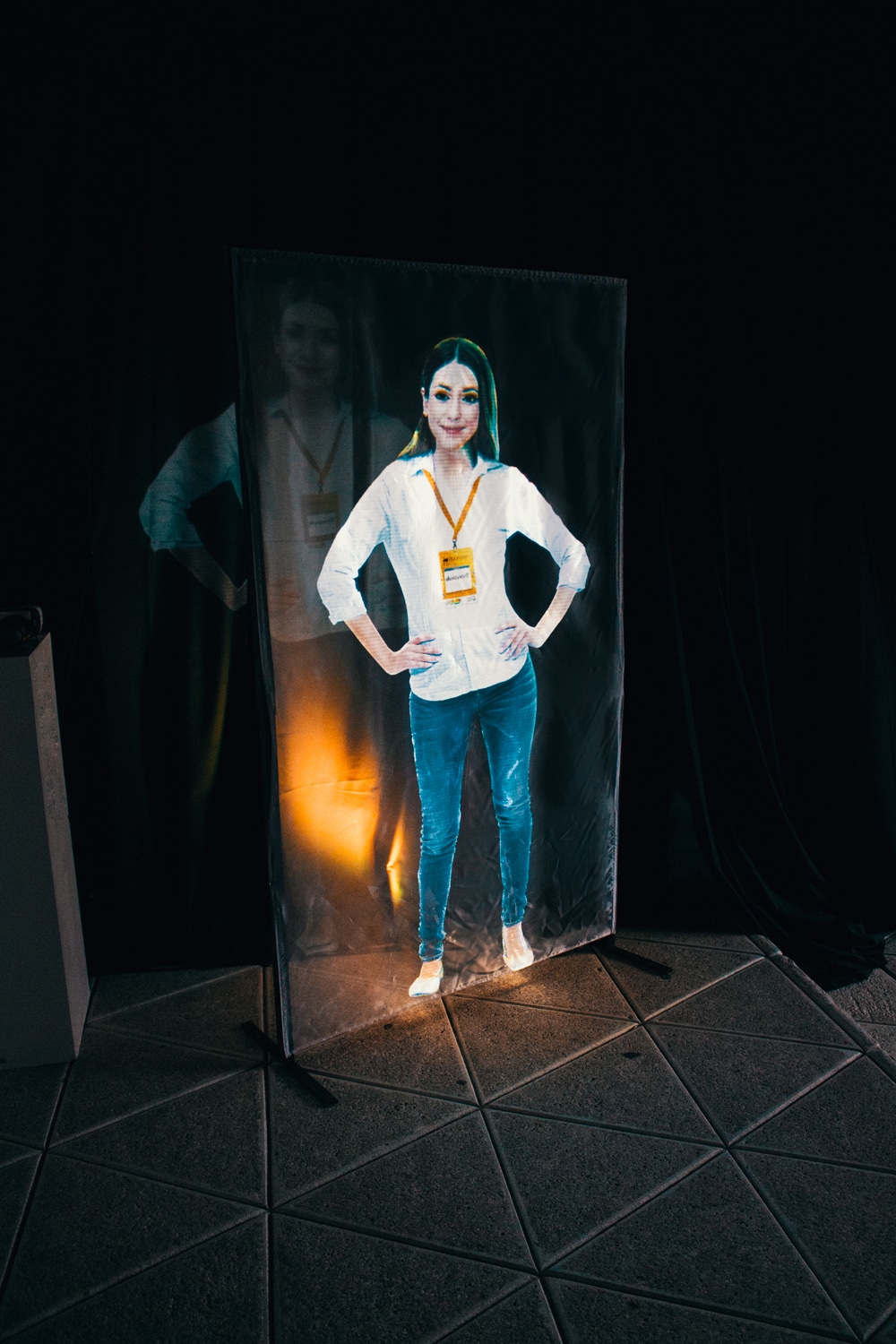 Marco Holográfico Presentadora saluda InnovatiBA