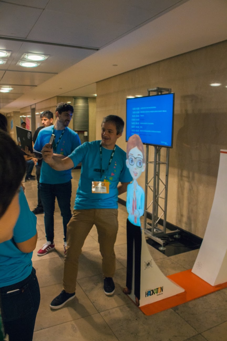 Holograma silueta presentadora y gente se toman selfies